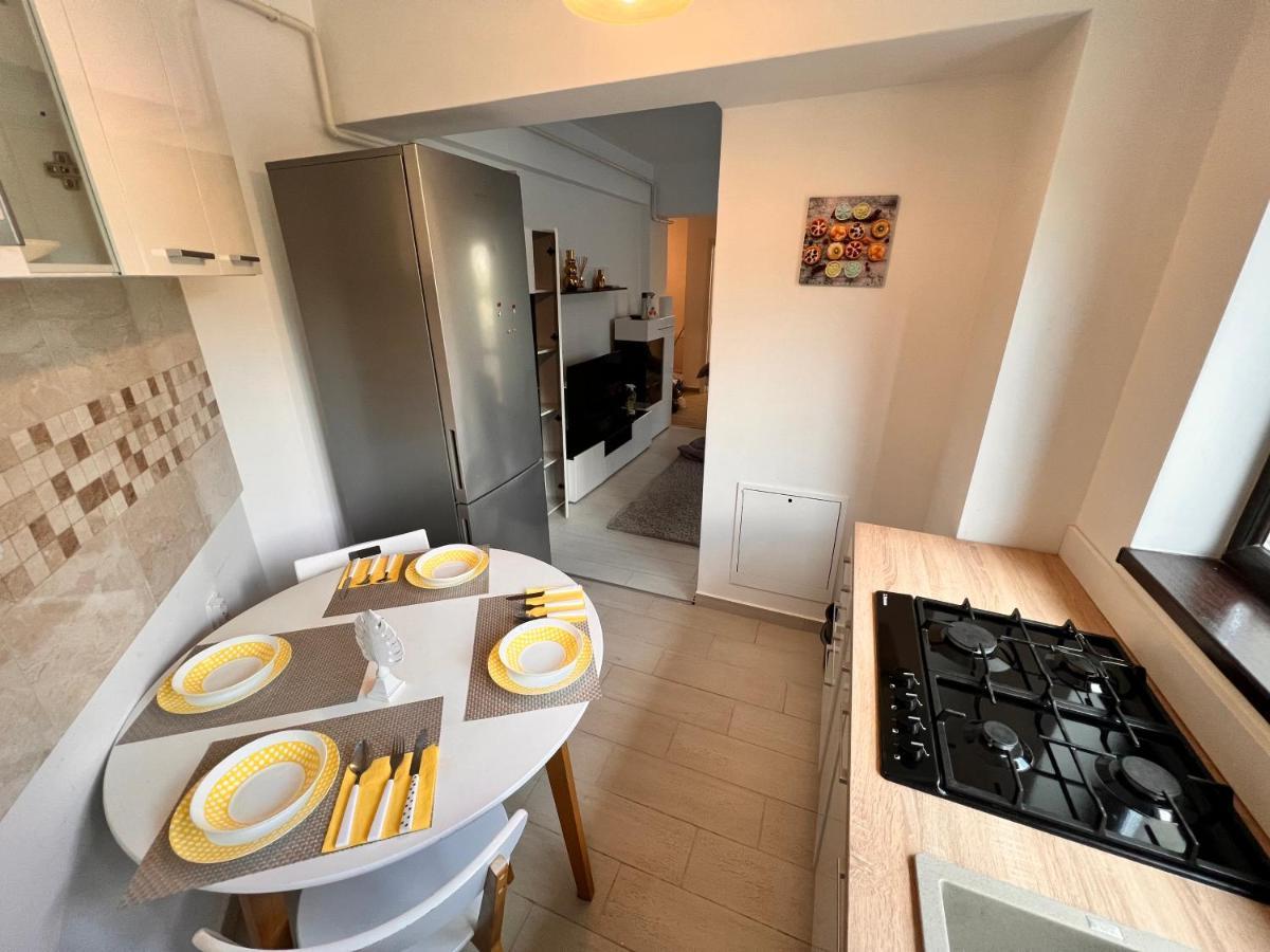 2 Rooms Apartment Airy & Bright Relax Iasi Esterno foto