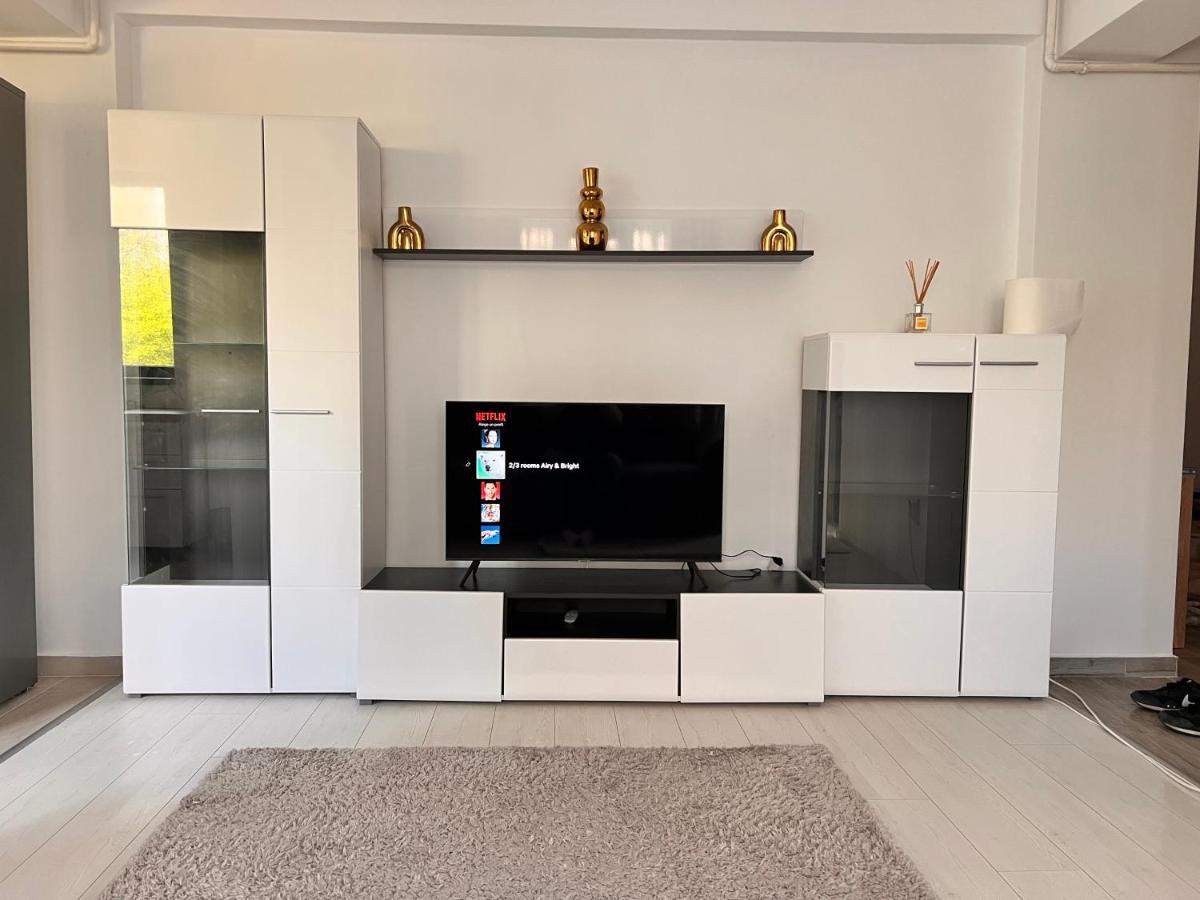 2 Rooms Apartment Airy & Bright Relax Iasi Esterno foto