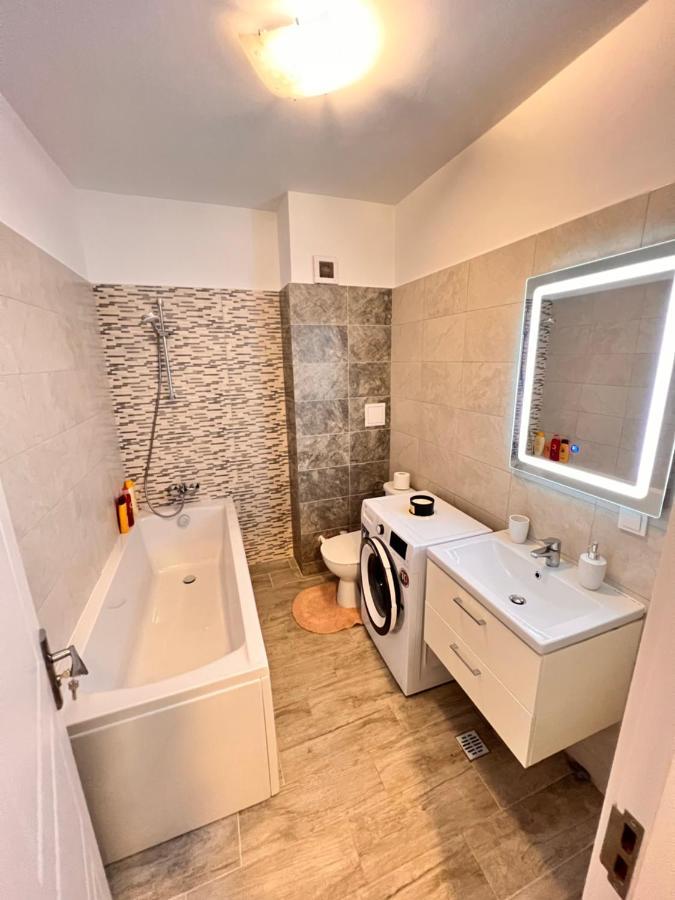 2 Rooms Apartment Airy & Bright Relax Iasi Esterno foto